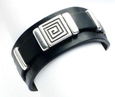 Lederarmband mit versilberter Verzierung Meander, 3 cm, schwarz